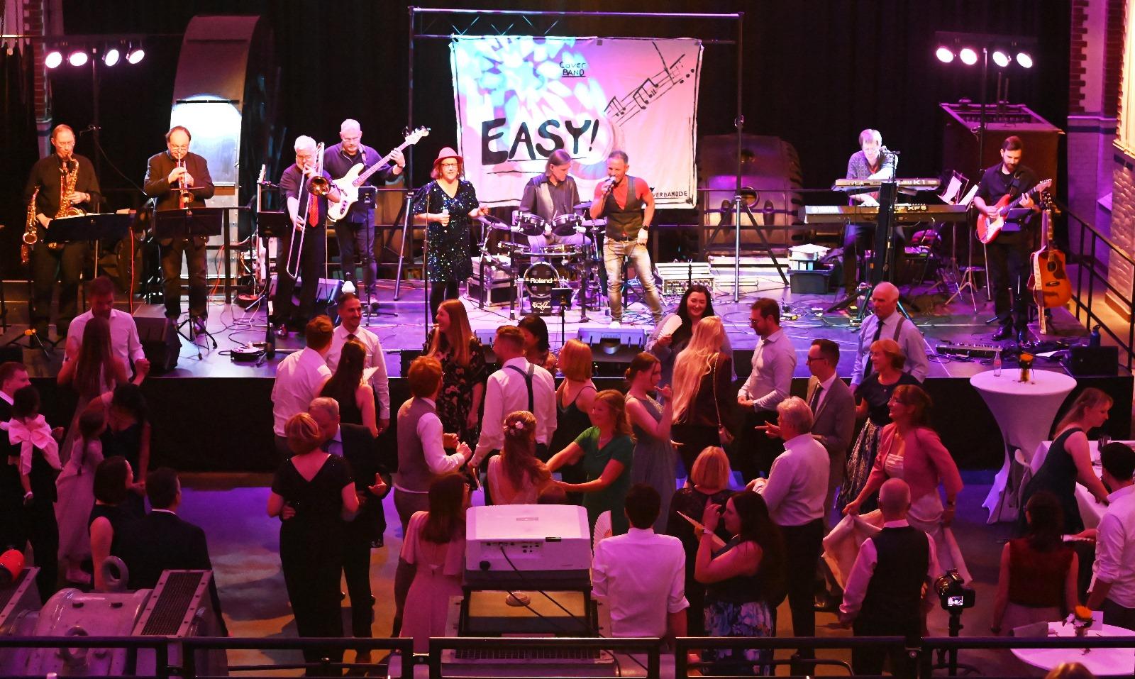 https://easy-coverband.com/wp-content/uploads/2026/04/Easy-Coverband-Buehne-5.jpg